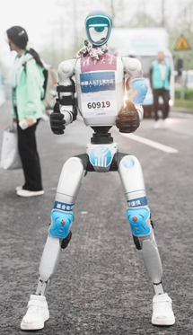 全球首场“人机共跑” 机器人ETF易方达（159530）携手人形机器人“出战”半马